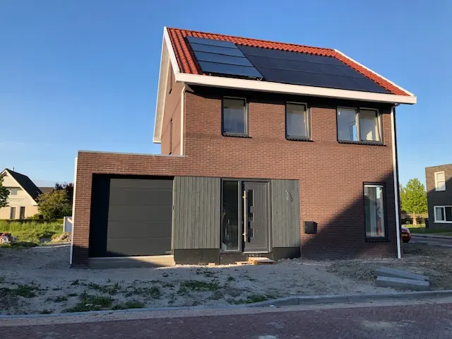 Energie neutrale nieuwbouw woning met zonneboiler en pelletketel in Witmarsum